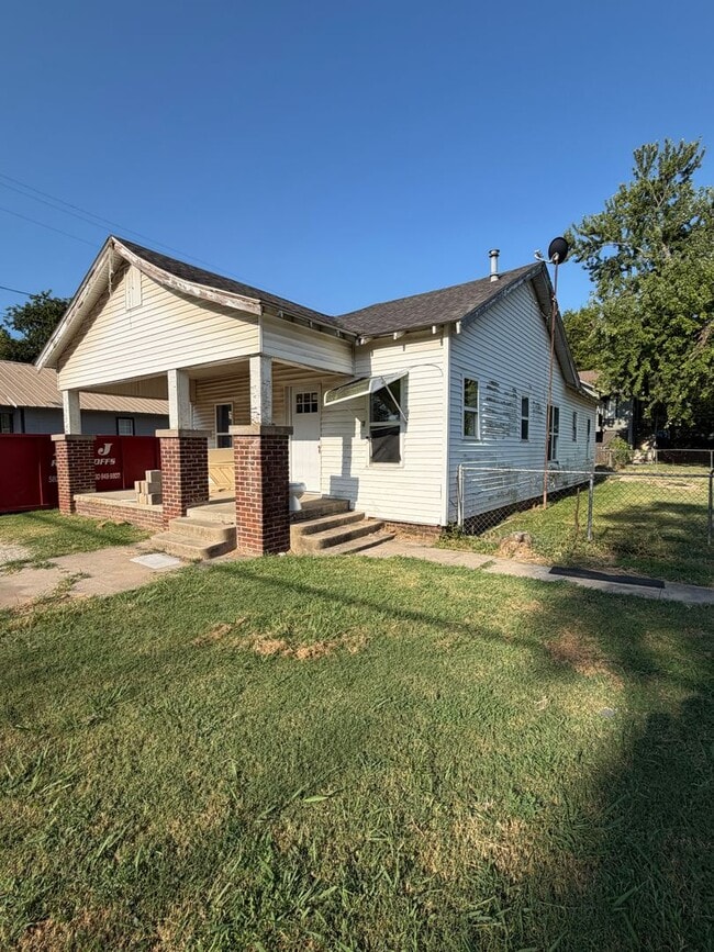 Building Photo - 411 S Johnston Ave Unit 411 - A South Johnston