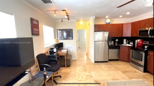 Building Photo - 1856 NE 46th St Unit F8