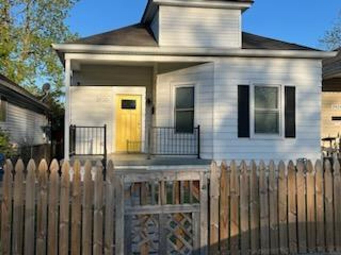 Newly renovted 3 bedroom Close to U of L a... - Newly renovted 3 bedroom Close to U of L a...