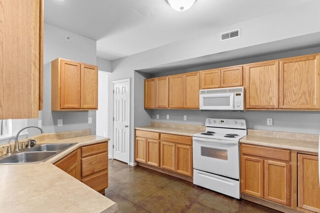 Building Photo - 3BR/2BA ON EAST CAMPUS! Unit 101