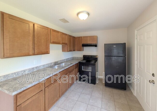 Photo - 7818 Caxton Cir W