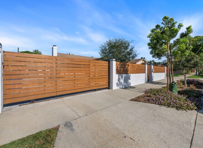 Photo - 6535 Ben Ave