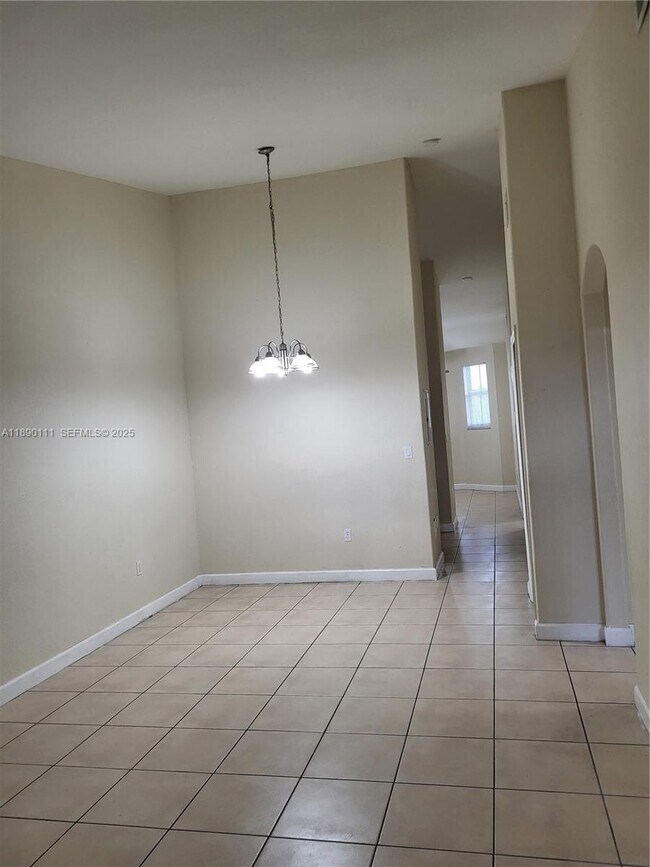 Building Photo - 2551 SE 16th Terrace Unit 203