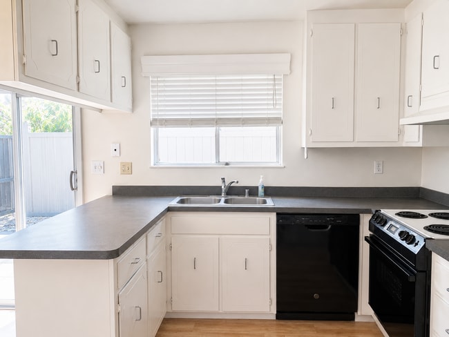 Photo - Adorable 3 Bed 1.5 Bath Covell Commons Condo ( fall Rental )