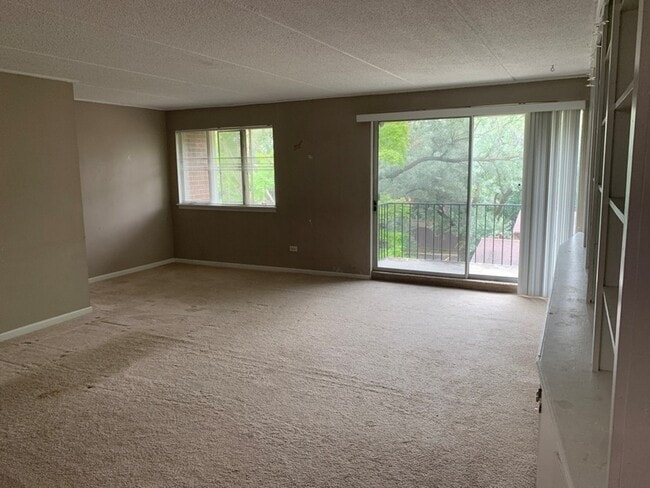 Photo - 5S070 Pebblewood Ln Unidad G11