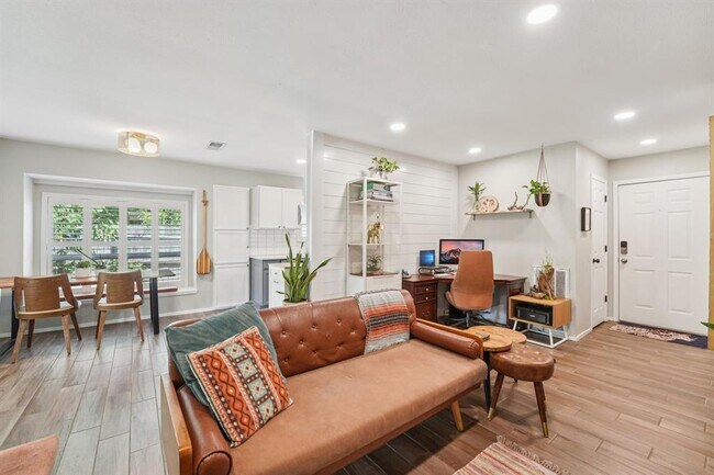 Photo - 1213 S Trace Dr