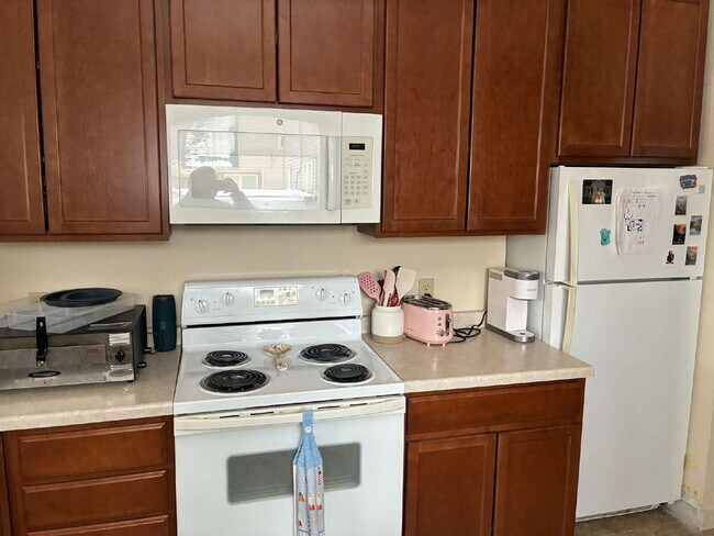 Great 3 Bed 1 Bath close to Water St. and UWEC! Available June 1st!