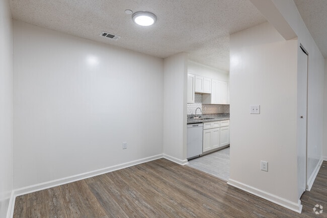 2BR, 1BA - 900SF