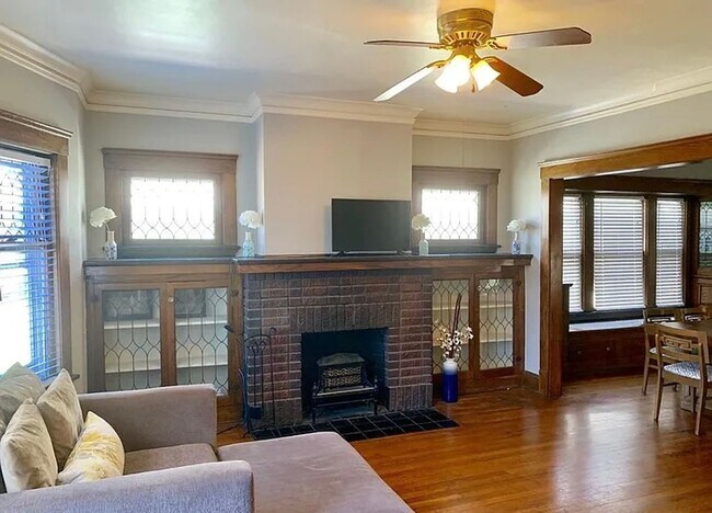 Building Photo - 11710 Buckingham Ave Unit 2nd Floor Rental
