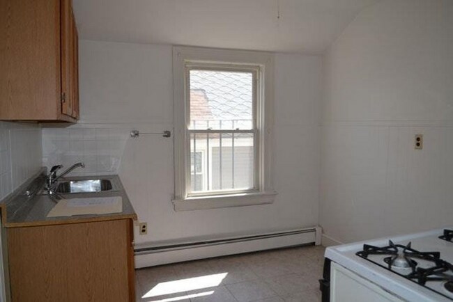 Photo - 115 Waterman Ave Unidad 4