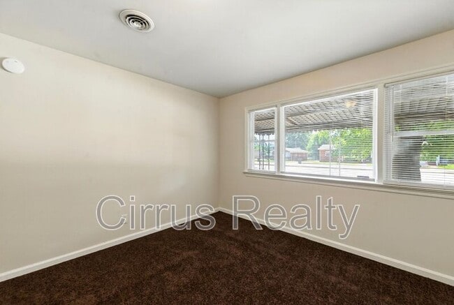 Photo - 2113 Victoria Blvd