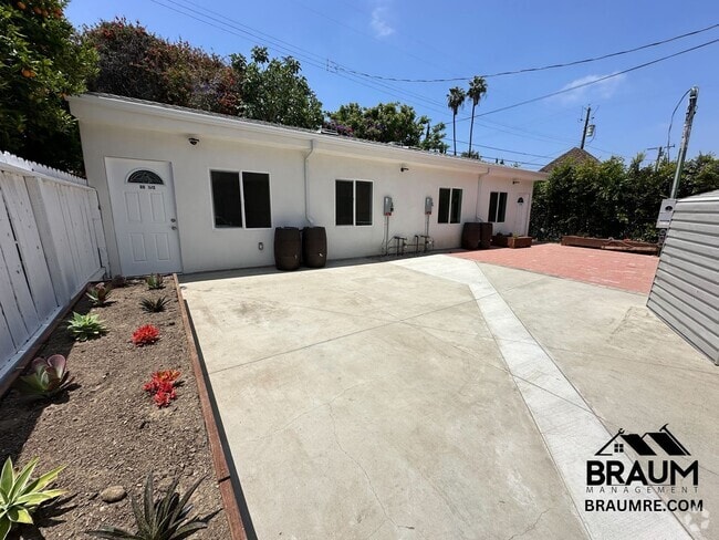Building Photo - 1109 La Peer Dr Unit 1109 ½ Rental