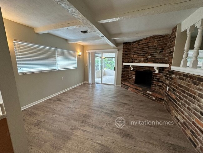 Photo - 2000 Sunderland Rd