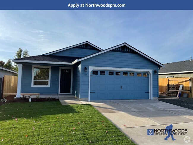 Building Photo - Newer 3 Bedroom 2 Bath Home-Large Fully Fe...