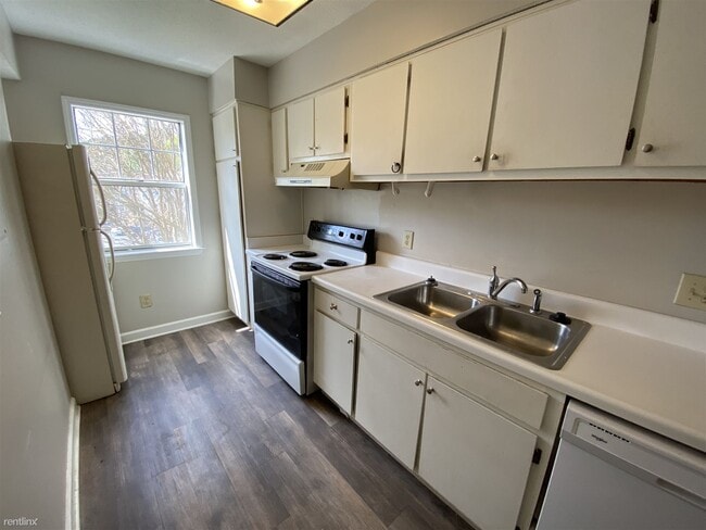2 br, 2.5 bath Townhome - Avery Close - 2 br, 2.5 bath Townhome - Avery Close
