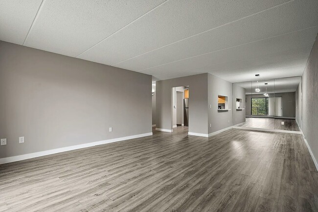 Photo - 10411 Cedar Lk Rd S Unidad 409