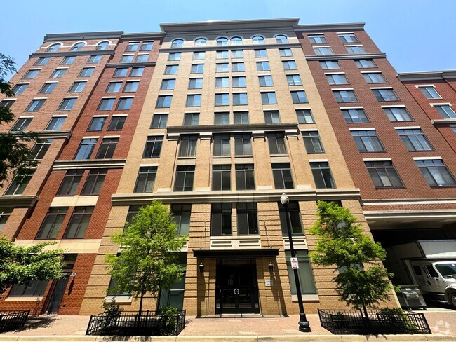 Building Photo - Luxurious 2 Bed 2 Bath Condo In Station Sq...