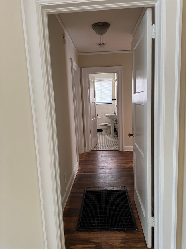 Pasillo - 2439 College St