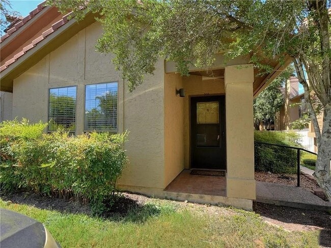 Photo - 1202 Thorpe Ln Unit 305