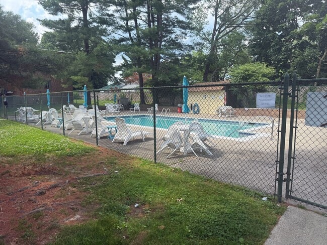 Photo - 326 Saybrook Ln