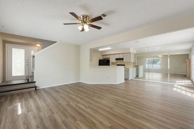 Photo - 1717 Parkfield Cove
