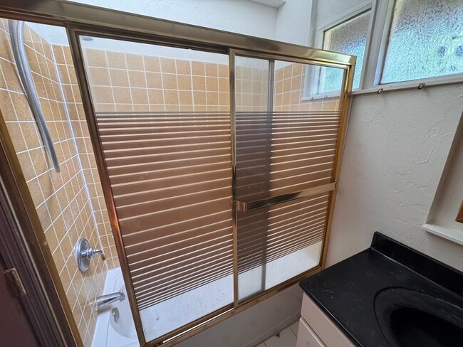 Photo - Charming 2 Bed, 1 Bath Carriage House with Garage in Historic Golfview