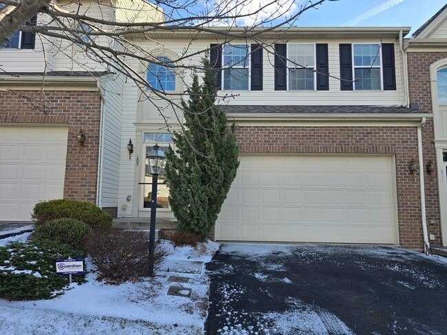 Building Photo - Entertainers Dream - Beautifully maintained 3 Bedroom Townhouse in Haymaker Pointe