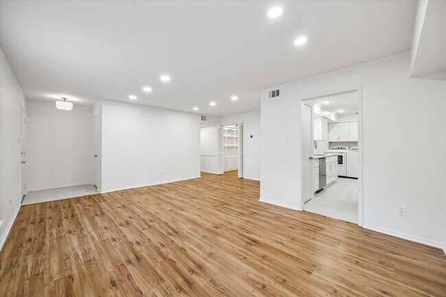 Photo - 357 N Post Oak Ln Unit 102
