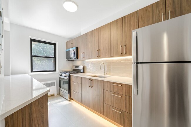 2329 Hudson Terrace Unit E14 - Renovated 2/Bdrm 1/Bath