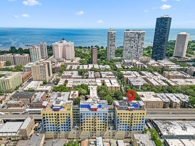 aerial view of building from east - 1122 W Catalpa Ave Unit 703