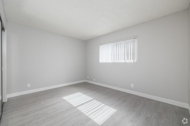 1BR, 1BA - 600SF - Bedroom