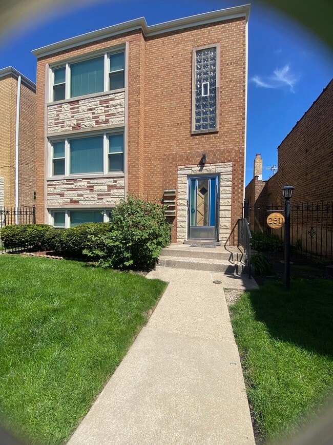 Building Photo - 2511 N Laramie Ave
