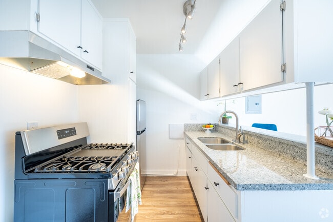 1BR, 1BA - 629SF - Kitchen
