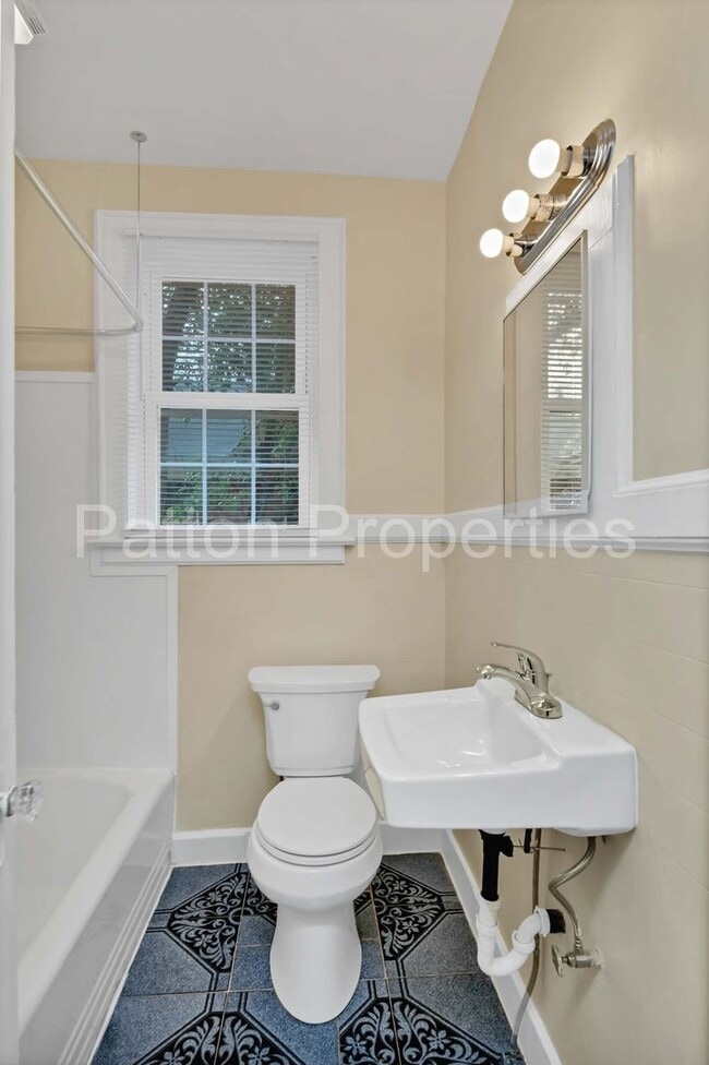 Photo - 822-824 Cedar Terrace - Inside CofC - R16404-08-23 Unit 822