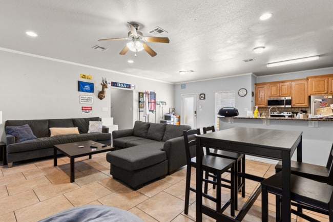 Photo - 5 bed 4 bath near campus!