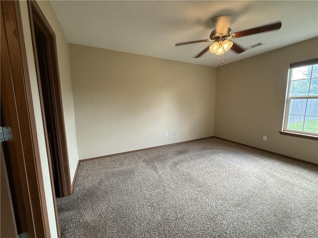 Photo - 213 Foxglove St