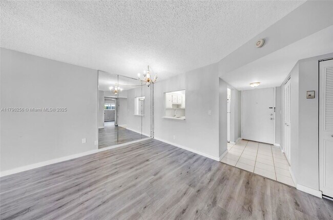 Photo - 257 S Cypress Rd Unidad 425A