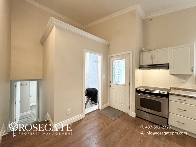 Photo - Spacious 2-Bedroom Main Level Apartment with Backyard & 2 Parking Spaces – Mississauga Unit B