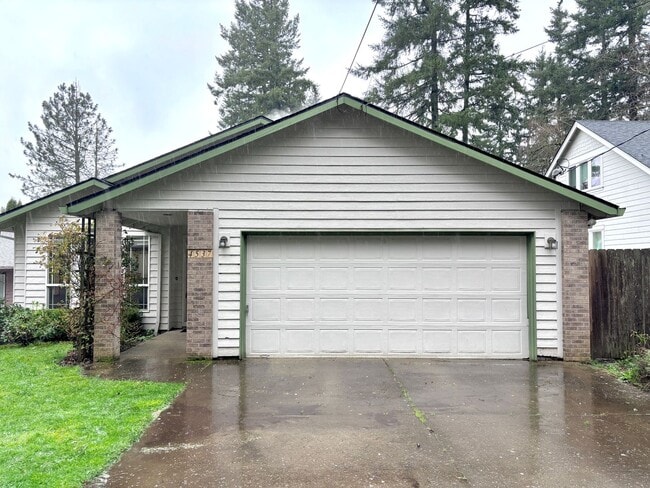 Building Photo - Spacious Ranch Style Home w/ private patio and yard, 2 car garage and vaulted ceilings