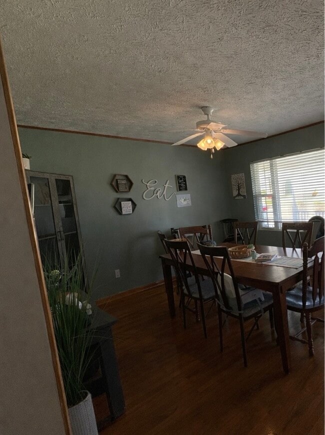 Comedor - 3017 Fernleaf Dr