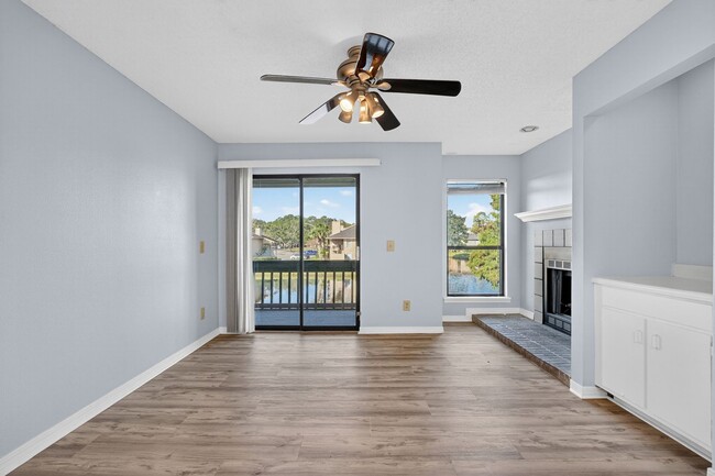 Building Photo - Great Location! Unit 212