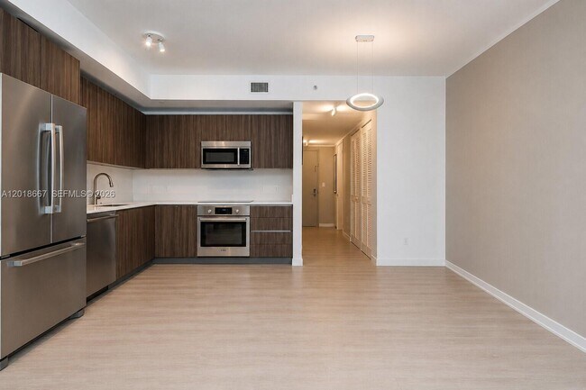 Photo - 488 NE 18th St Unidad 2803