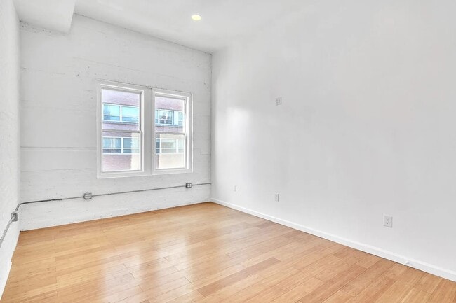 Photo - 162 University Ave Unit 3