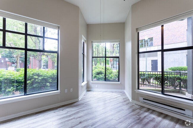 2BR, 2BA - 1,010 SF