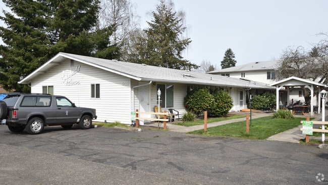Photo - Linfield Manor Apts