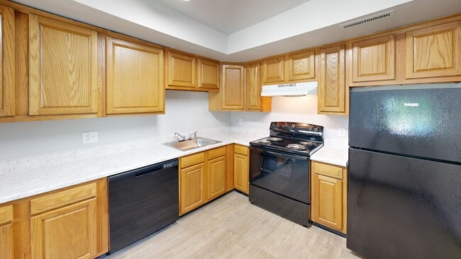 2BR, 2BA - 985 SF - Kitchen - Fountainview East Apartments