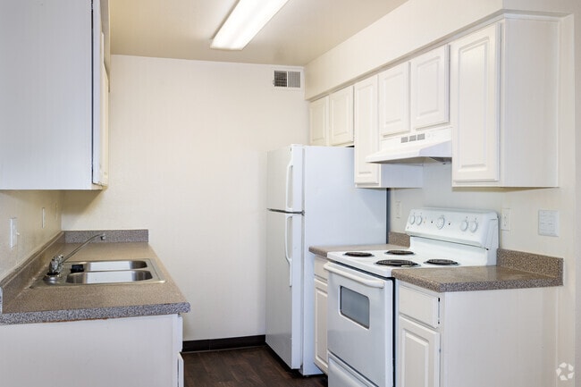 2BR, 1BA - 818SF