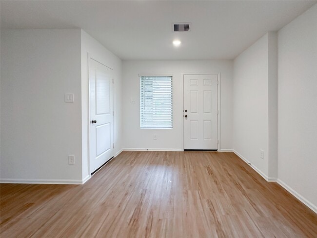 Building Photo - 1515 Las Cuevas Dr