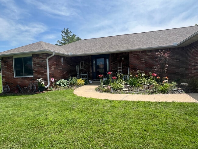 Building Photo - 404 E 9th St