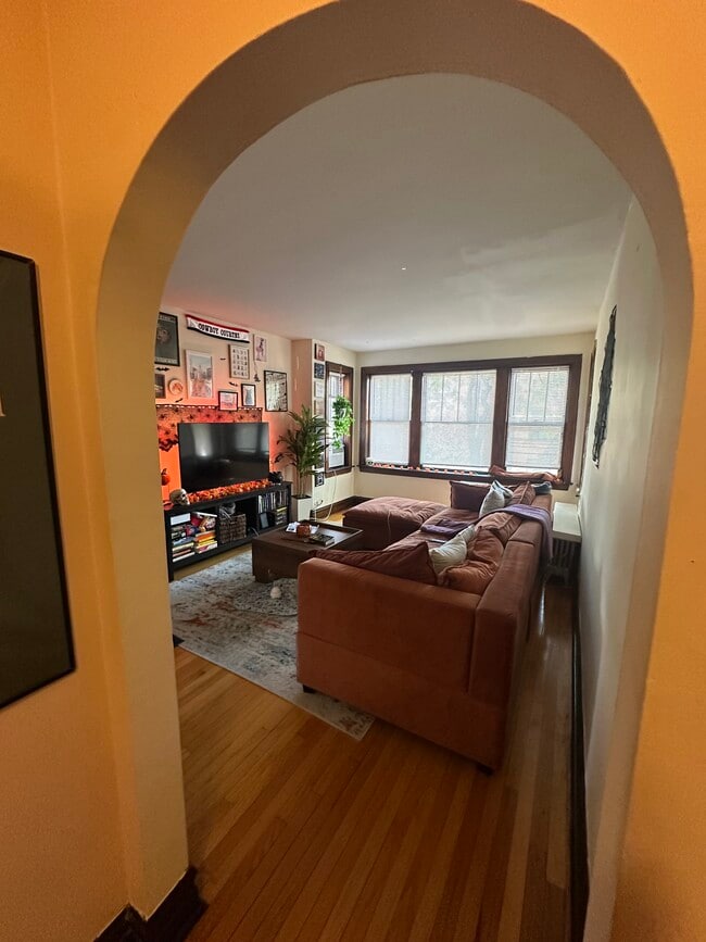 living room (second view) - 4036 N Mozart St Unit 2